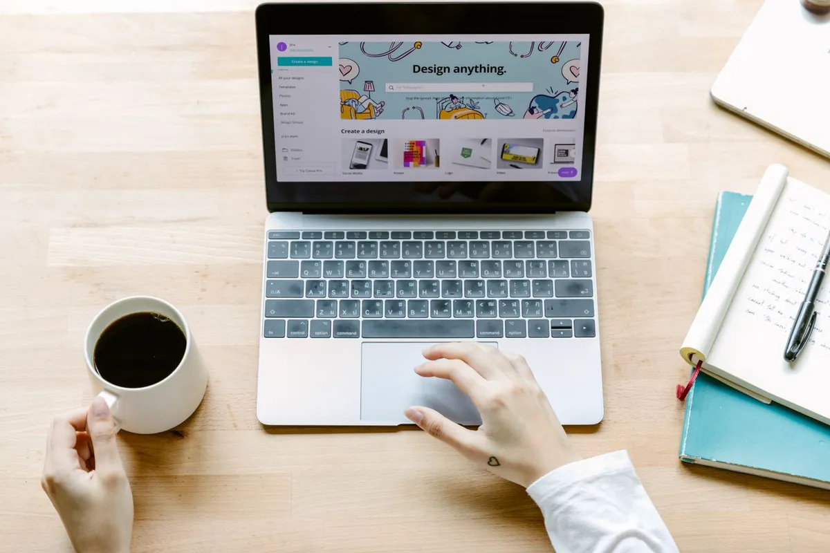 Laptop, cuaderno y café: aprender inglés desde casa